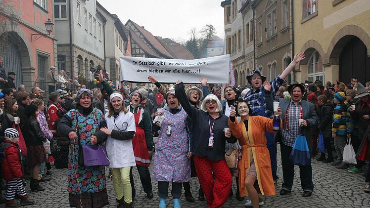 Sie sind nicht zu bremsen - die Narren beim Faschingszug in Seßlach. Fotos: Michael Stelzner
