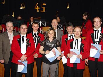 Jürgen Köstler, Xaver Hippler, Jakob Martens (2. Vors.), Nicole Schlereth, Kay Blankenburg, Peter Schäfer, Andreas Gabel, Fabian Schopf (1. Vors.) bei der Ehrung für langjährige Mitgliedschaft.  Foto: Klaus Werner