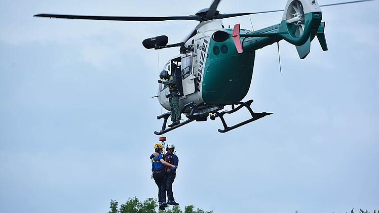 Eine Übung, die den Adrenalinspiegel der beteiligten Bergwachtleute nach oben gehen ließ. Aus luftiger Höhe hieß es abseilen, einen "Patienten" aufnehmen und wieder zurück in den Hubschrauber. Foto: Hanns Friedrich