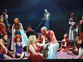 Eindringliche Bilder arrangiert Matthias Straub in seiner Inszenierung von "King Arthur". In der Titelrolle: Frederik Leberle (in der Mitte) mit Anne Rieckhof als Emmeline. Foto: Andrea Kremper