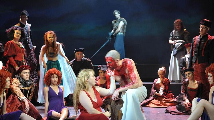 Eindringliche Bilder arrangiert Matthias Straub in seiner Inszenierung von "King Arthur". In der Titelrolle: Frederik Leberle (in der Mitte) mit Anne Rieckhof als Emmeline. Foto: Andrea Kremper