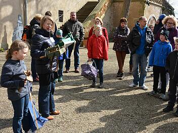 Susanne Bocklet stellte Osterbräuche aus der Rhön vor - und die Kinder machten mit. Foto: Björn Hein