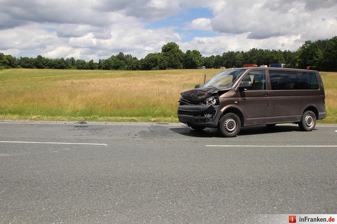 Kleintransporter übersieht Audi im Kreuzungsbereich