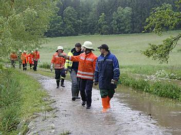Mit dem Hochwasserschutz für die Gemeinde befasste sich der Oberauracher Rat. Ein Konzept braucht die Kommune. Unser Bild entstand im Mai 2013, als Hochwasser von der Aurach in die Tretzendorfer Weiher abgeleitet wurde, um im Ort eine Überschwemmung zu vermeiden.  Foto: sw/Archiv