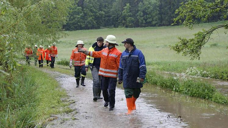Mit dem Hochwasserschutz für die Gemeinde befasste sich der Oberauracher Rat. Ein Konzept braucht die Kommune. Unser Bild entstand im Mai 2013, als Hochwasser von der Aurach in die Tretzendorfer Weiher abgeleitet wurde, um im Ort eine Überschwemmung zu vermeiden.  Foto: sw/Archiv