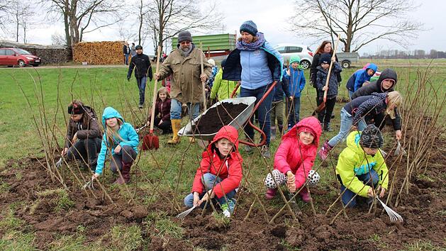 Tina Sickm&uuml;ller (mit Schubkarre) und Hermann Fritz Block (daneben) bauen mit den Kindern an ihrer wachsenden Burg. Foto: Evi Seeger