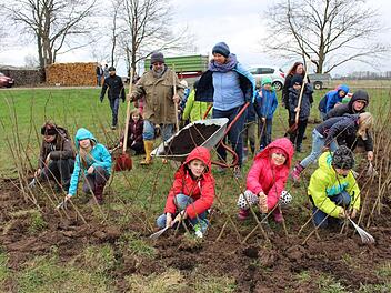 Tina Sickmüller (mit Schubkarre) und Hermann Fritz Block (daneben) bauen mit den Kindern an ihrer wachsenden Burg. Foto: Evi Seeger