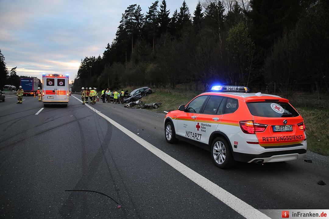 A9: 35-Jähriger verliert Kontrolle über sein Auto und kollidiert mit Anhängergespann