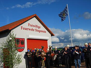 Singenrainer Musikanten, sie sind der Freiwilligen Feuerwehr Singenrain angegliedert, spielten vor dem Feuerwehrhaus. Fotos: Isabell Gerr