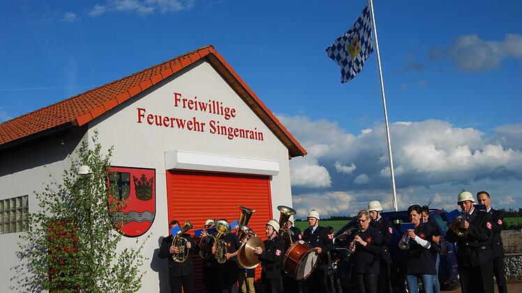 Singenrainer Musikanten, sie sind der Freiwilligen Feuerwehr Singenrain angegliedert, spielten vor dem Feuerwehrhaus. Fotos: Isabell Gerr