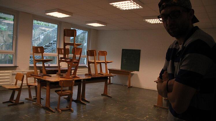 Nun ziehen die Jugendlichen ins Obergeschoss. Gemeindejugendpfleger Boris Höttinger ist etwas ernüchtert. Foto: Ulrike Müller