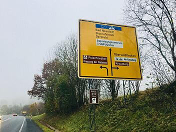 Fehlerteufel: Aus dem "Kreuzweg der Nationen" wurde im Zuge der neuen Beschilderung bei Wildflecken die "Kreuzung der Nationen". Der Marktgemeinderat hat sich in seiner jüngsten Sitzung damit befasst. Der Fehler ist offenbar erst beim Drucken der neuen Schilder passiert und soll schnellstmöglich behoben werden.Sebastian Schmitt