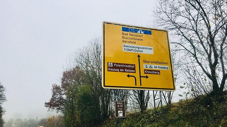 Fehlerteufel: Aus dem "Kreuzweg der Nationen" wurde im Zuge der neuen Beschilderung bei Wildflecken die "Kreuzung der Nationen". Der Marktgemeinderat hat sich in seiner jüngsten Sitzung damit befasst. Der Fehler ist offenbar erst beim Drucken der neuen Schilder passiert und soll schnellstmöglich behoben werden.Sebastian Schmitt