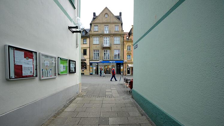 Am Haus Marktplatz 17 (Bildmitte) beginnt am Freitag die neunte Bad Kissinger Verlegung von Stolpersteinen.