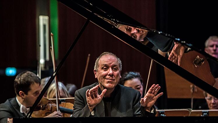 Bei der Beethoven-Gala im Coburger Kongresshaus begeisterte Alexander Lonquich gleich doppelt - als Pianist und als Dirigent des Philharmonischen Orchesters.Foto: Jochen Berger
