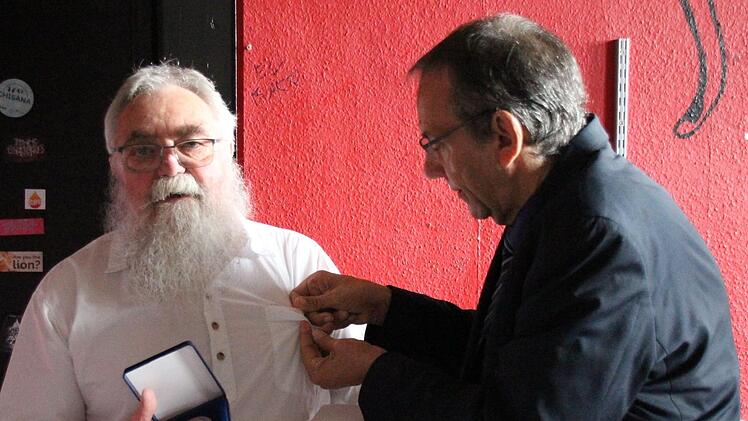 Thomas Nowak (rechts) steckte Robert Wollborn die Ehrennadel an, die zur Dank-Medaille gehört.Ulrike Nauer