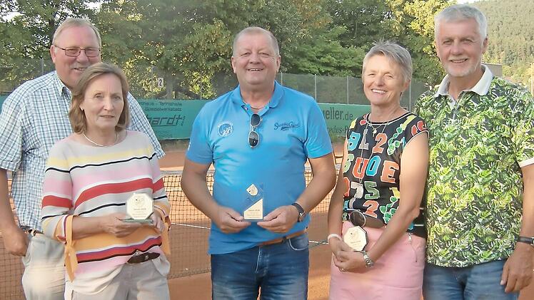 Die Tennisabteilung des SV Neuses zeichnete bei einer Abschlussfeier die besten Spieler von den drei im Einsatz gewesenen Mannschaften aus. Von links: Vorsitzender Lothar Steinke, Brigitte Steinke (Beste der Damen 50), Uwe Fugmann (Herren 50), Maria Horn (Damen 30) und der stellvertretende Abteilungsleiter Helmut Horn.  Foto: Hans Franz