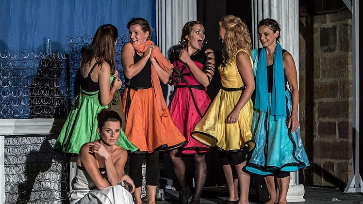 Happy End unter freiem Himmel: mit einer Musical-Version der Antiken Komödie "Lysistrata" gastierte der Fränkische Theatersommer in der Domäne Oeslau.Foto: Jochen Berger