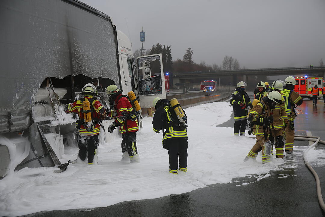 Nach Kollision mit Leitplanke: Lastwagen geht auf A9 in Flammen auf