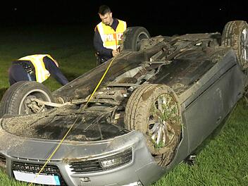 Der Fahrer des verunglückten Fahrzeugs war von der Fahrbahn abgekommen. Das Auto  überschlug sich mehrmals und blieb schließlich  in einem angrenzenden Feld auf dem Dach liegen. Foto: Michael Stelzner