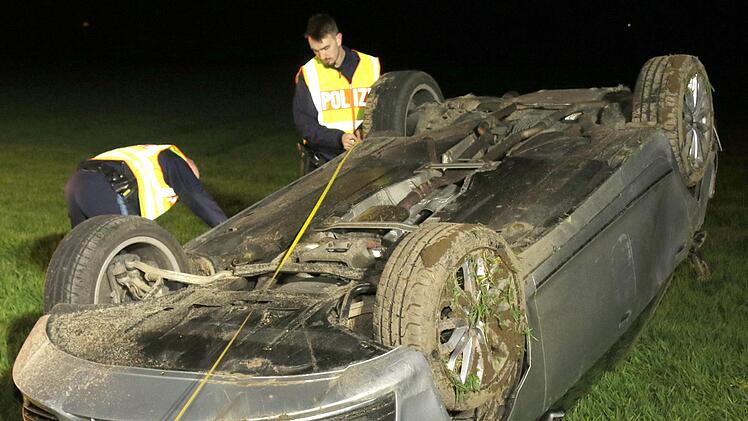 Der Fahrer des verunglückten Fahrzeugs war von der Fahrbahn abgekommen. Das Auto  überschlug sich mehrmals und blieb schließlich  in einem angrenzenden Feld auf dem Dach liegen. Foto: Michael Stelzner