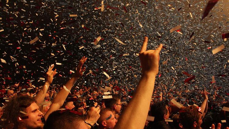 Was wie eine Szene aus einer amerikanischen Wahlparty wirkt, war Teil einer Heavy-Metal-Bühnen-Show