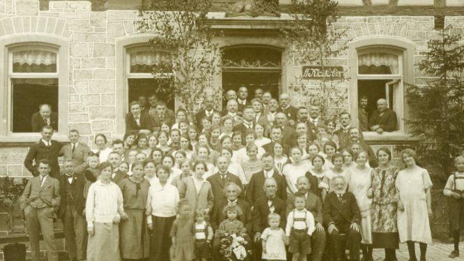 Das Foto entstand bei einem Sängerfest im Jahr 1925 vor dem Gasthaus zum Löwen. Stadtarchiv Münnerstadt/Nachlass Josef Parsch
