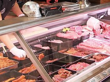 An der Fleischtheke in Adelsdorf wird auf Qualität aus der Region großer Wert gelegt.