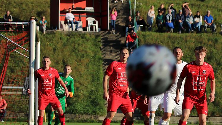 Festung Kohlenberg: Die Fuchsstädter (im Bild Nico Neder, Simon Finke, Lukas Lieb und Jona Köhler) hatten gegen den TSV Rottendorf den Ball immer fest im Blick und das Spiel stets unter Kontrolle. Foto: Sebastian Schmitt