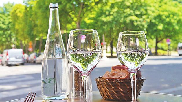 Wenn du im Restaurant Mineralwasser bestellst, wird es in der Regel in einer ungeöffneten Flasche an den Tisch gebracht.