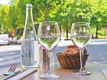 Wenn du im Restaurant Mineralwasser bestellst, wird es in der Regel in einer ungeöffneten Flasche an den Tisch gebracht.