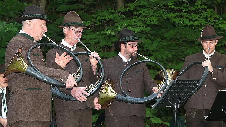 Musikalisch umrahmten Jagd- und Parforcehornbläser des Jägervereins Bad Kissingen die Hubertusmesse an der Talkirche. Foto: Dieter Britz