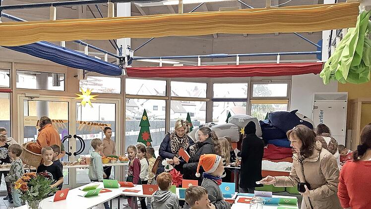 Den Markt in der Grundschule Neunkirchen am Brand planten und organisierten die Klassen 3b und 3c selbst.