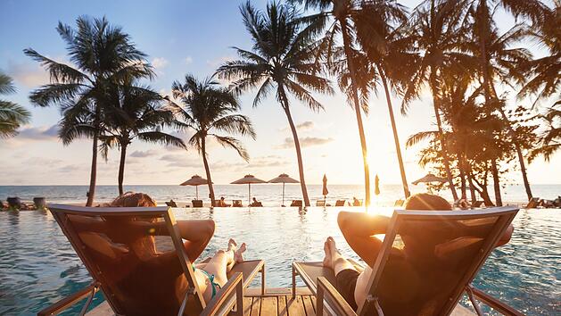 luxury travel, romantic beach getaway holidays for honeymoon couple, tropical vacation in luxurious hotel Luxusreisen, romantischer Strandurlaub für Flitterwöchner, tropischer Urlaub im Luxushotel