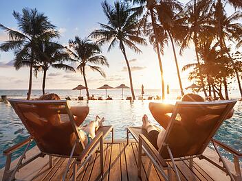 luxury travel, romantic beach getaway holidays for honeymoon couple, tropical vacation in luxurious hotel Luxusreisen, romantischer Strandurlaub für Flitterwöchner, tropischer Urlaub im Luxushotel