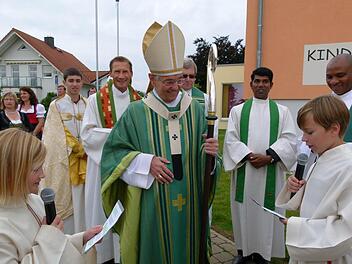 Die Ministranten Maximilian und Laura begrüßen Erzbischof Ludwig Schick mit einem Gedicht, über das er sich sichtlich freut. Fotos: Marion Krüger-Hudrup