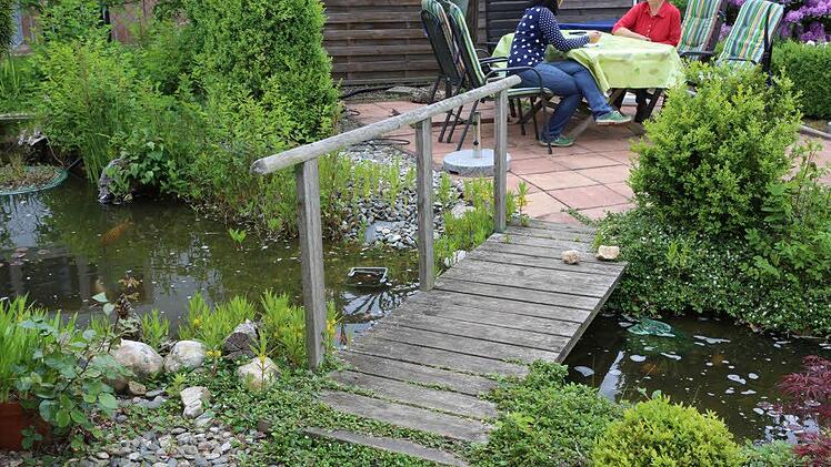 Die Traumgarten AG zu Besuch im Heidegarten von Annemarie und Manfred Heidenreich in Melkendorf. Foto: Barbara Herbst