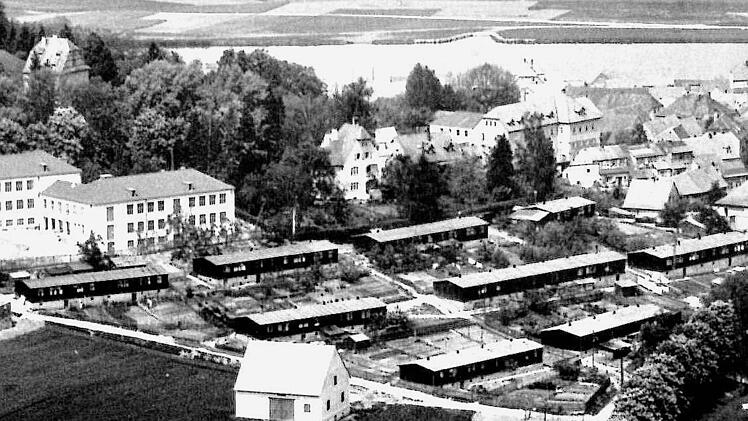 Diese Baracken unterhalb der heutigen Schulgeb&auml;ude in Eltmann lie&szlig; die Stadt D&uuml;sseldorf 1943 f&uuml;r ihre ausgesiedelten Bewohner aufstellen. Foto: Archiv Ludwig Leisentritt