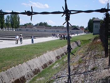 Seit 1965 ist das KZ-Gelände in Dachau eine Gedenkstätte, die pro Jahr 800 000 Besucher zählt.  Foto: Edgar Bartl/ Archiv