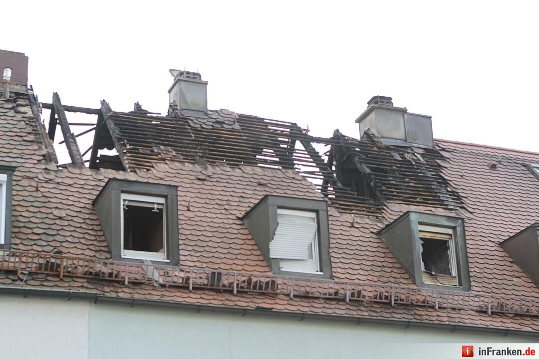 Dachstuhl von Wohnhaus stand in Flammen