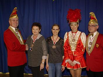 FFC-Vorsitzender Rainer Lell (l.) und sein Stellvertreter Willy Scheller (r.) gratulierten den Geehrten, (v. l.) Hanni Schmidtner, Tanja Schröter und Hannah Stockmann, zu ihrer Auszeichnung.  Foto: Winfried Ehling