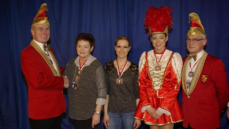 FFC-Vorsitzender Rainer Lell (l.) und sein Stellvertreter Willy Scheller (r.) gratulierten den Geehrten, (v. l.) Hanni Schmidtner, Tanja Schröter und Hannah Stockmann, zu ihrer Auszeichnung.  Foto: Winfried Ehling