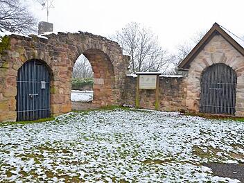 Wer eine Burg hat, hat auch Kosten. Mehrmals mussten Instandsetzungsarbeiten an der Ruine der Lauterburg verschoben werden. In diesem Jahr kann es sich die Stadt Rödental leisten, etwas zu investieren. Foto: Rainer Lutz