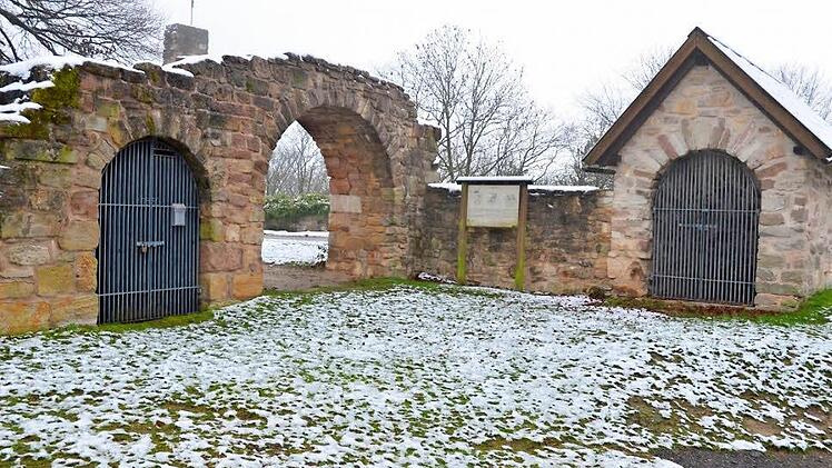 Wer eine Burg hat, hat auch Kosten. Mehrmals mussten Instandsetzungsarbeiten an der Ruine der Lauterburg verschoben werden. In diesem Jahr kann es sich die Stadt Rödental leisten, etwas zu investieren. Foto: Rainer Lutz