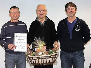 600 Spiele im Trikot des KSV Waldeck: Karl-Josef Räder (Mitte) ehrten Zweiter Vorsitzender Heinrich Welsch (links) und Sportwart Matthias Gercke. Foto: Wolfgang Dietz