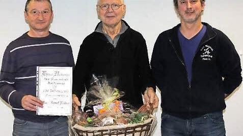 600 Spiele im Trikot des KSV Waldeck: Karl-Josef Räder (Mitte) ehrten Zweiter Vorsitzender Heinrich Welsch (links) und Sportwart Matthias Gercke. Foto: Wolfgang Dietz