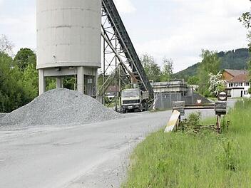 Schienen, die am Stadtsteinacher Bahnhof schon lange nicht mehr genutzt werden, möchte die Bahn abbauen. Zwei Gleise vor dem Bahnhof und das zum Schottersilo bleiben. Foto: Klaus Klaschka