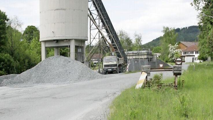 Schienen, die am Stadtsteinacher Bahnhof schon lange nicht mehr genutzt werden, möchte die Bahn abbauen. Zwei Gleise vor dem Bahnhof und das zum Schottersilo bleiben. Foto: Klaus Klaschka