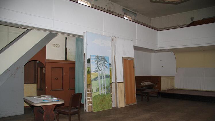 Die Bühne und Empore erinnern an andere Zeiten. Der Bürgerverein in Kasendorf kämpft für den Erhalt des Saales