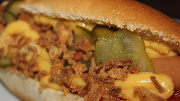 Die M&ouml;belhauskette Ikea trennt sich von ihrem Lieferanten von Hotdog-W&uuml;rstchen. Damit reagiert das Unternehmen auf den Vorwurf der Tierqu&auml;lerei eines Schlachthofes in Oldenburg. Symbolfoto: pixabay.com